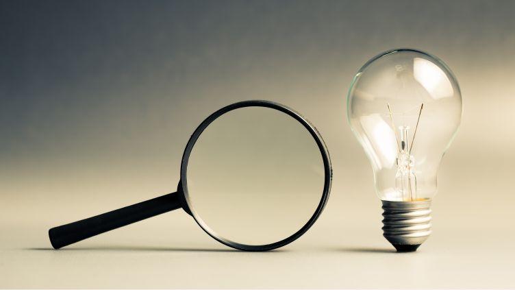 Lupe und Glühbirne